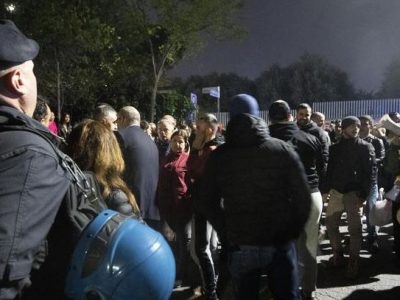 Proteste anti-nomadi a Roma: preso a calci pulmino