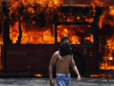 Venezuela, scoppia la rivolta: blindati contro la folla, decine di feriti