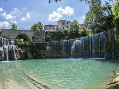 Sassoferrato, il borgo della “Passione” dove una cascata abbraccia il mulino