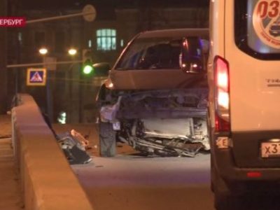 Emula i Blues Brothers e salta il ponte con l’auto: ferito giovane italiano