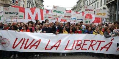 A Milano sfilano in 70 mila, contestazioni dai ...