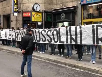 Striscione che inneggia al duce: indagati 8 ultrà laziali