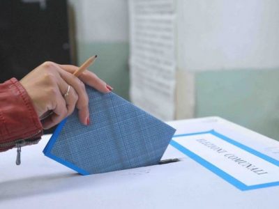 Ballottaggi: seggi chiusi alle 23, affluenza in forte calo