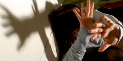 Arrestato a Genova per abusi sulla figlia e bot...