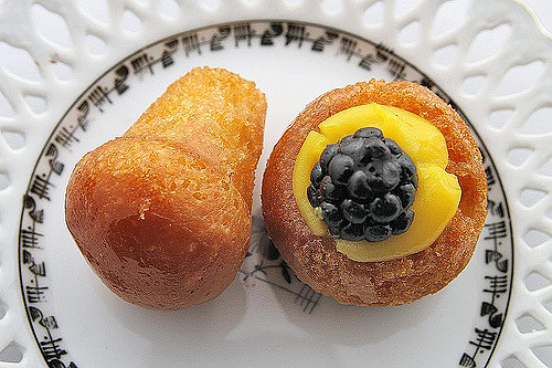 babà con crema e mora