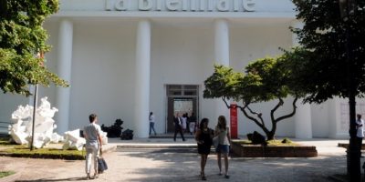 Il femminicidio, la performance alla Biennale d...