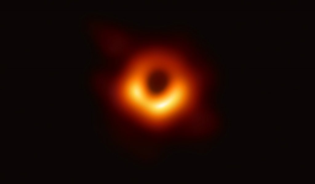 La prima foto di un buco nero