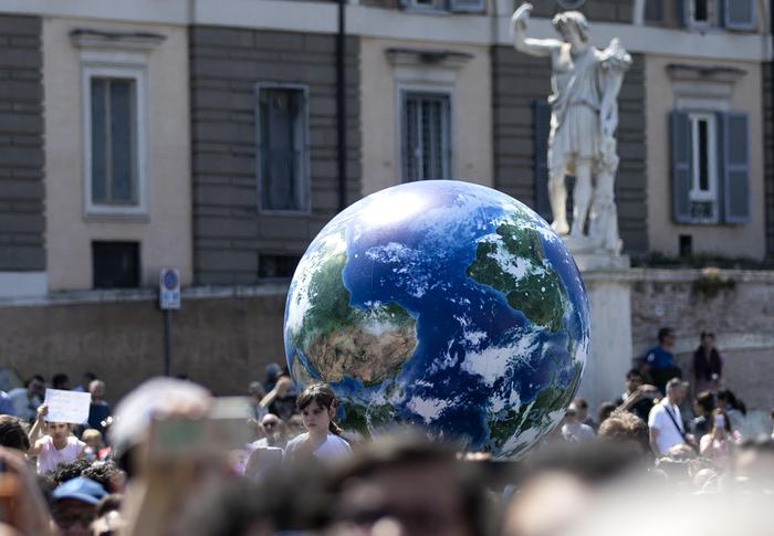 gente che manifesta per il clima
