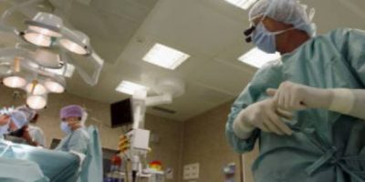 Napoli: lasciano una pinza nell’addome do...