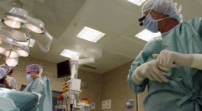 Napoli: lasciano una pinza nell’addome dopo il cesareo