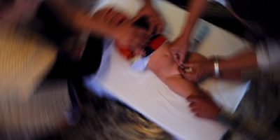 Neonato nigeriano muore dopo la circoncisione i...