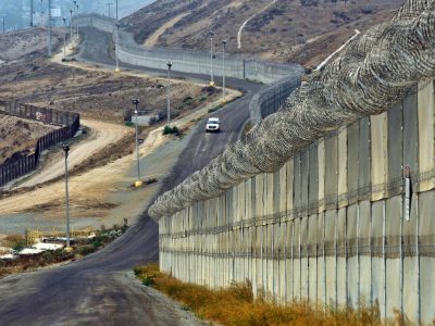 “Trump chiese la chiusura del confine con il Messico”