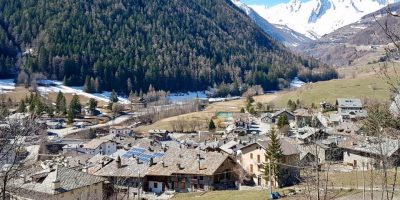 I balconi fioriti e le sculture sparse tra le s...