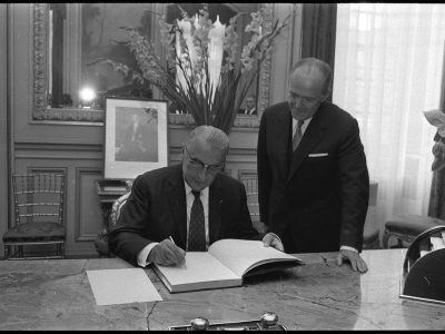 La conferenza dell’Aja: due nuovi protagonisti e arriva l’Inghilterra