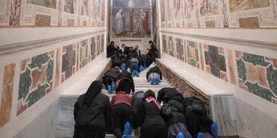 I gradini della Scala Santa di nuovo ripercorri...