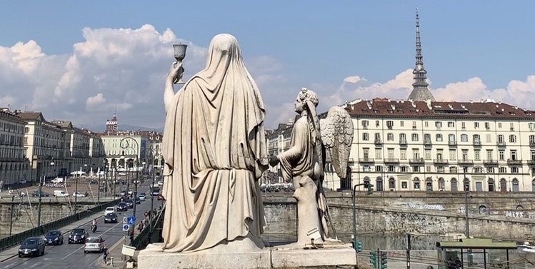 La Fede solleva un calice e tiene una bibbia in grembo