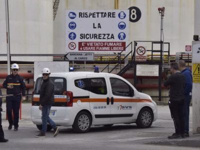 Incidente mortale al porto di Livorno, operaio ucciso da un ponte elevatore