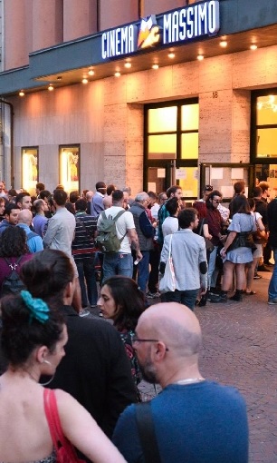 gente in coda al cinema massimo
