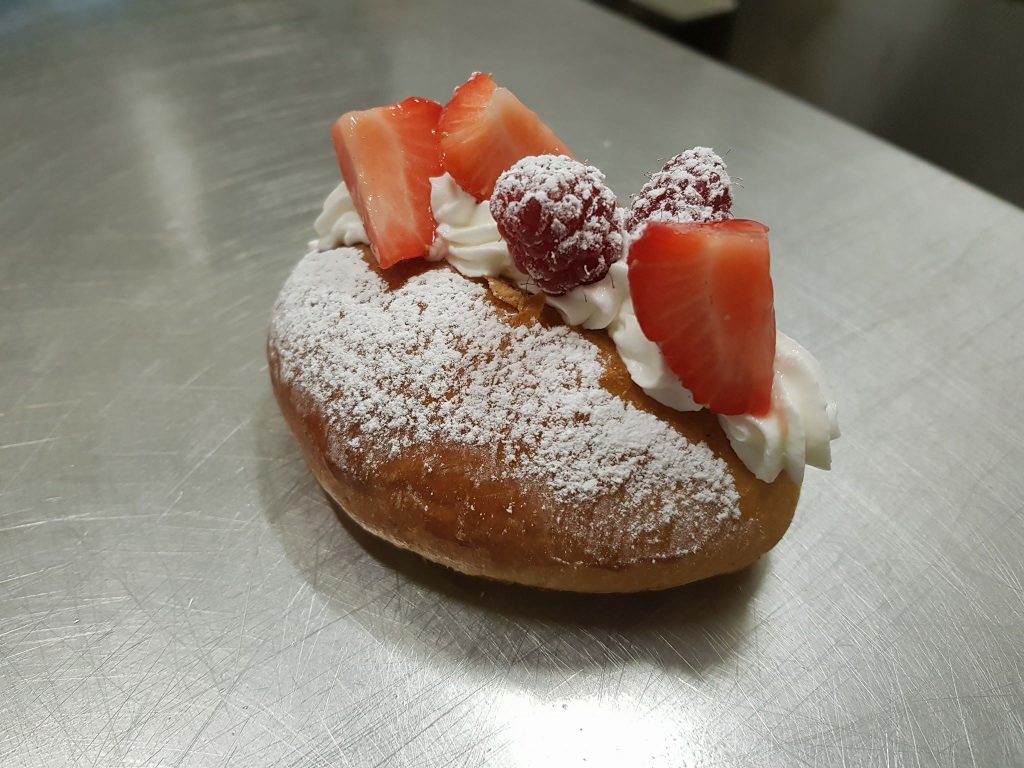 maritozzo con panna, fragole e lampone