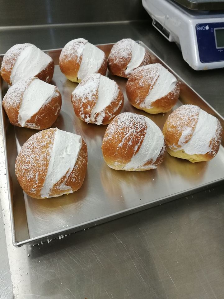 Vassoio di maritozzi con panna