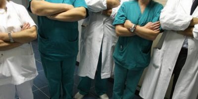 Medici italiani con la valigia, il 52% lascia t...