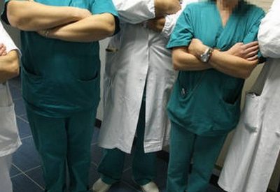 Medici italiani con la valigia, il 52% lascia tutto e va all’estero