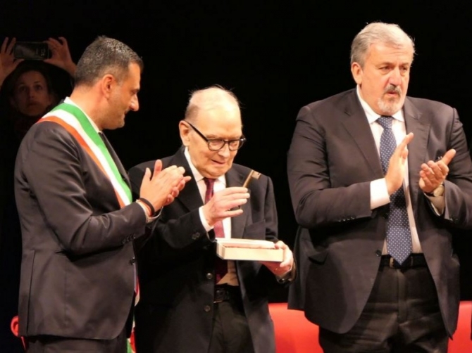 Ad Ennio Morricone le chiavi della città di Bari