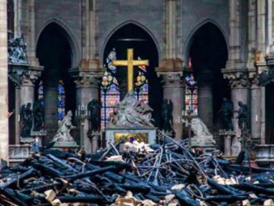 Sul rogo di Notre-Dame si scatena l’odio anticristiano