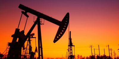 Il petrolio resta sotto i 64 dollari. Brent a 7...