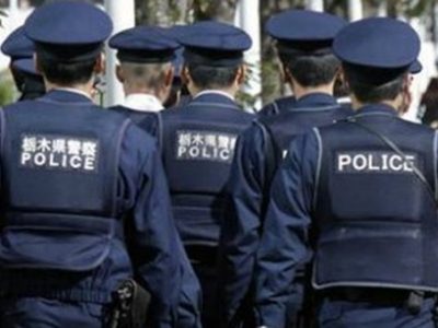 Guidava auto della polizia ma non possedeva la patente