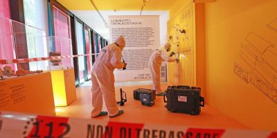 Inglese stacca tessere di un mosaico a Pompei, ...