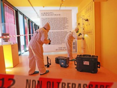 Inglese stacca tessere di un mosaico a Pompei, denunciata