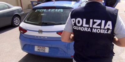 Truffavano anziani con divise delle forze dell&...