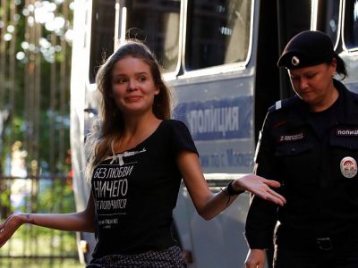 Russia: nuovamente fermata un’attivista Pussy Riot