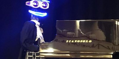 Il robot che suona il pianoforte si è esibito i...