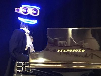 Il robot che suona il pianoforte si è esibito in teatro a Camogli