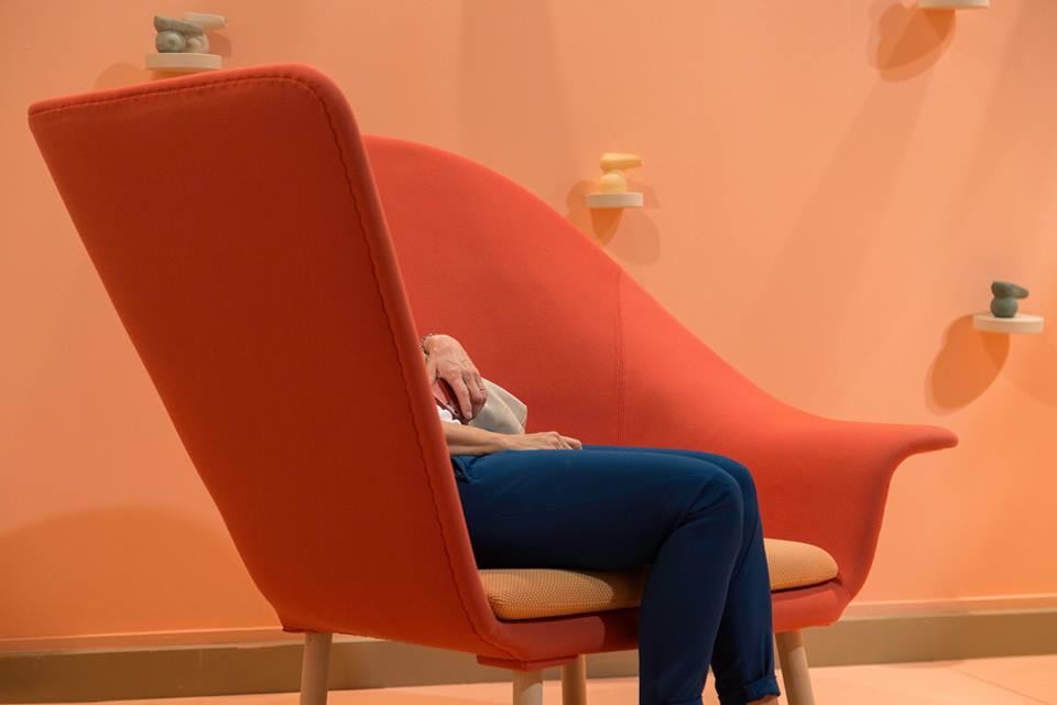 foto poltrona rossa salone mobile milano