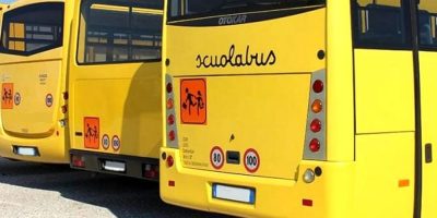 Scoppia una gomma dello scuolabus, tre bimbi fe...