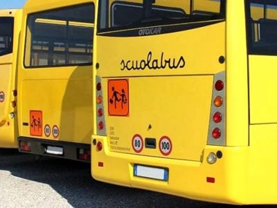 Scoppia una gomma dello scuolabus, tre bimbi feriti