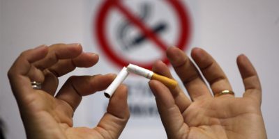 Immagini forti sui pacchetti di sigarette per d...