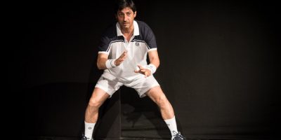 Roger Federer portato in teatro da Emilio Solfr...