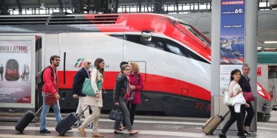 Assessore aggredita sul treno perché chiedeva d...