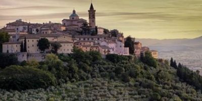 Trevi, il borgo umbro circondato da migliaia di...