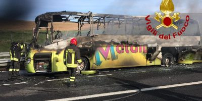 Incidente in A1 tra tir e bus di studenti in gi...