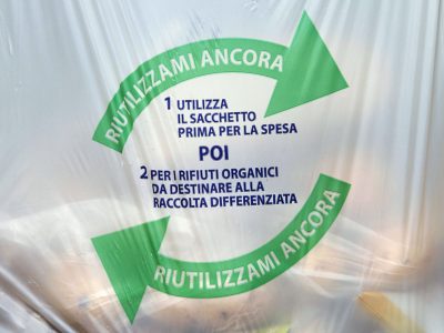 L’inganno delle buste biodegradabili: un danno per l’ambiente?
