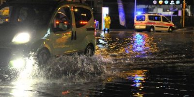 Auto travolta da un torrente sono in corso le o...