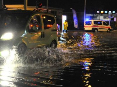 Auto travolta da un torrente sono in corso le operazioni di soccorso
