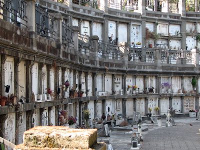 Nascosti nei loculi del Verano 110 mila dosi di cocaina e una pistola