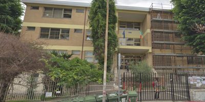 Professore precipita da una finestra a scuola, ...