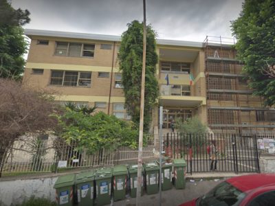 Professore precipita da una finestra a scuola, fratture ma non gravi